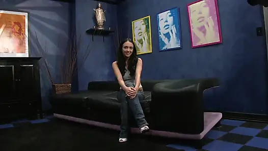 Cewek cantik berambut cokelat masturbasi untuk mempersiapkan dirinya untuk bercinta
