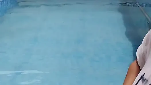 Der Riskante Spaß Eines Heißen Paares Im Schwimmbad.