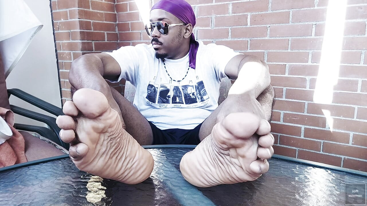 Dodirujem i njušim tabane nakon kupanja (2) (2025.)