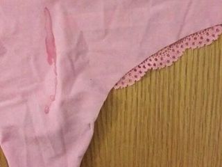 Cumming w moich różowych majtkach kontra dziewczyna
