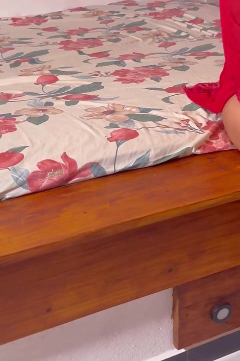 Gorąca ciocia wpuszcza mnie, gdy ojczyma nie ma w domu i ssie mojego kutasa jak dziwka