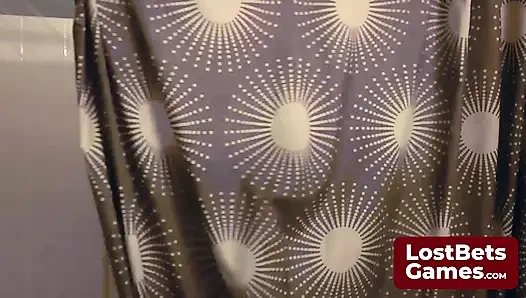 Kızların sırayla bir yarakla sikiştiği heyecanlı bir striptizli yüze boşalma oyunu