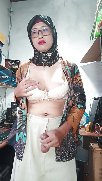 Isot tissit hijab TS masturboi, kunnes hän laukeaa
