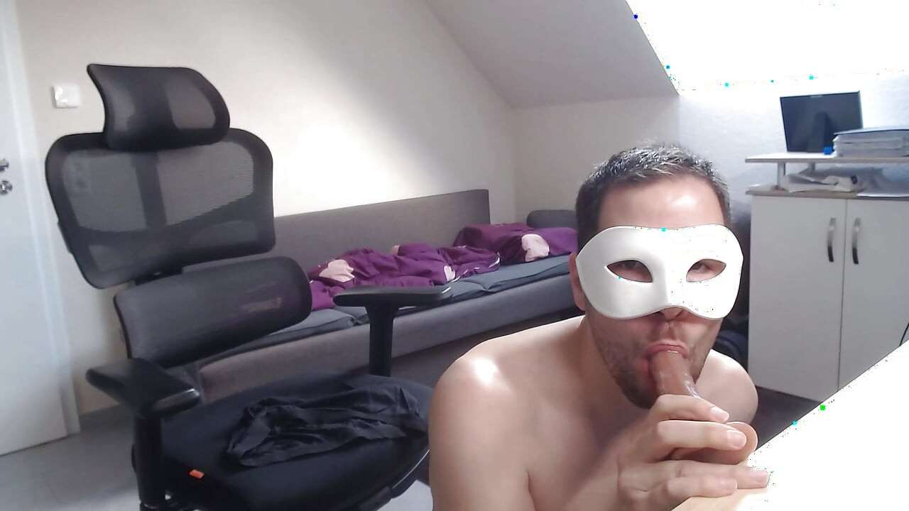 Анальная дырка и рот, используемые возбужденным мужчиной, должны быть свободны от рук