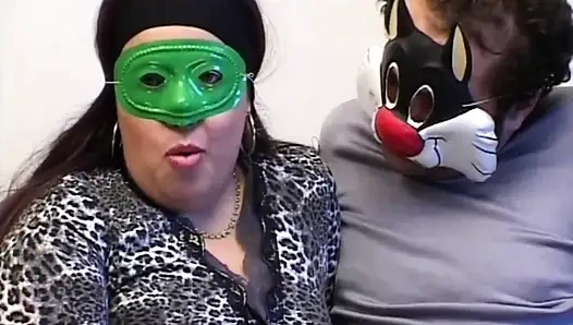 Vollbusige maskierte fette ehefrau von riesigem amateur-schwanz gefickt und auf die muschi gespritzt