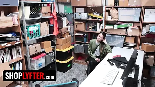 Shoplyfter - jade noir si cewek asia nakal kepergok mencuri dan disiplin sama petugas mesum