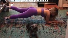 Joanna '' jojo '' levesque fazendo ioga quente no chão