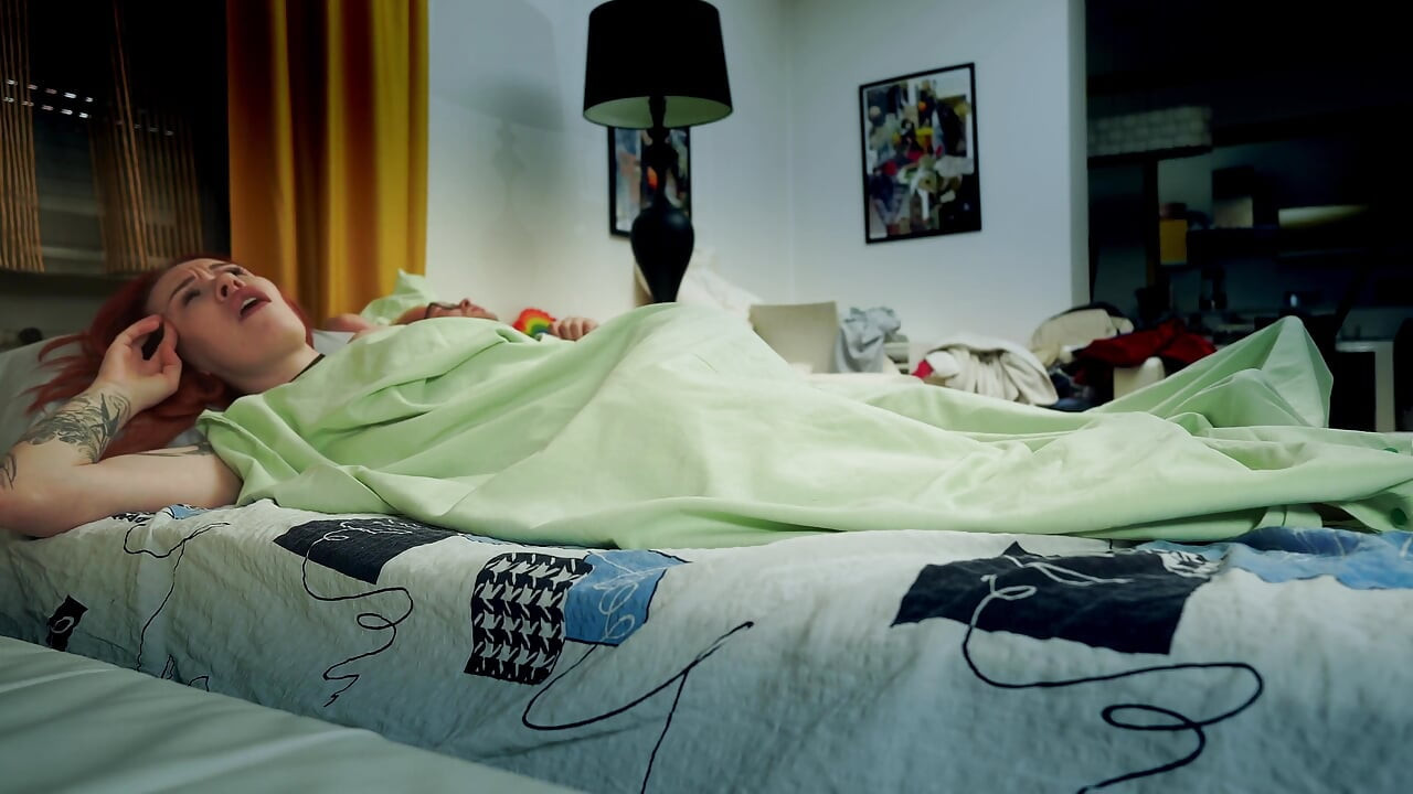 S1 Ep1: Mostohaanya megosztja az ágyát mostohafiával a forró párás éjszakában!