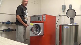 umumi bir çamaşırhanede Norveçli baba