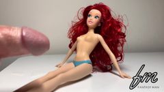 Éjaculation sur la poupée princesse Ariel de Disney - déshabillage, baise et éjaculation