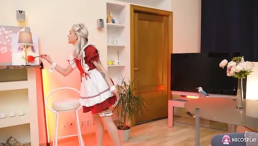 Schönes zimmermädchen Ally geil kitzelt ihre muschi mit einem spitzen dildo