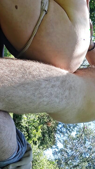 Amateur heiße milf zum cuckold gemacht und von großem weißem schwanz im freien vollgespritzt, während die nachbarn zuschauen.