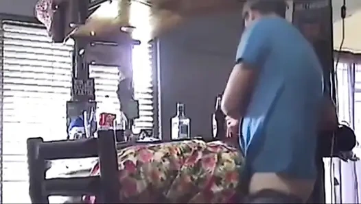 Kamera menangkap suamiku meniduri babysitter