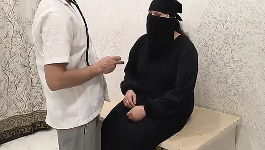 Мусульманские женщины приходят в клинику для осмотра доктора, трахают ее киску