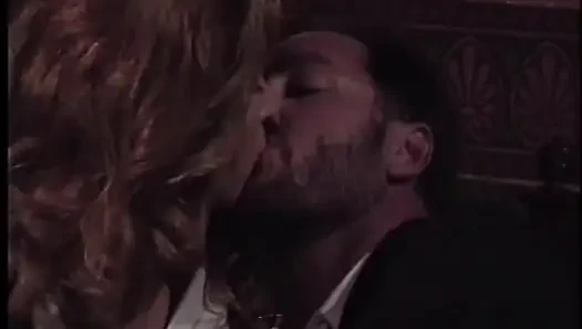 Mafya patronu Shanna Mccullough'un cesur en büyük üvey kızı üvey babasının eniştesi ile müstakbel operasyonunu tartışıyor