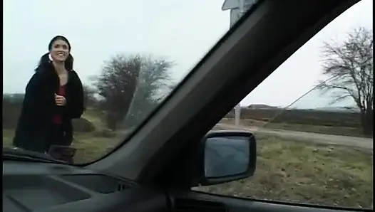 Remaja masturbasi keluar dari mobil untuk kencing di luar ruangan