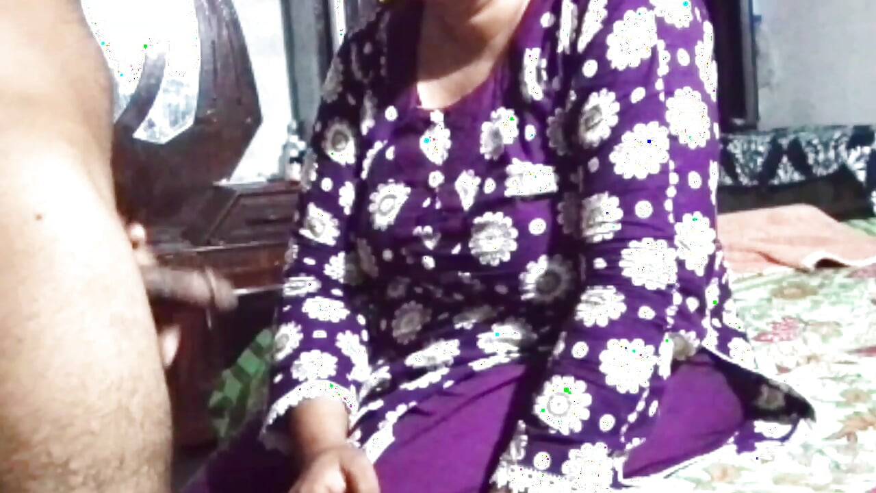 Desi Village Bhabhi Nangi Hokar Khet Me Nahate Huye