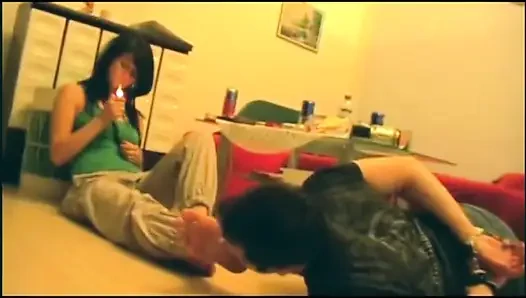 Genç ayaklarını yalıyor