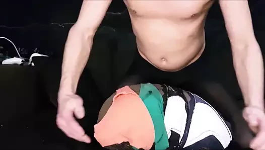 Ich ficke die Turnschuhe meiner Mitbewohnerin