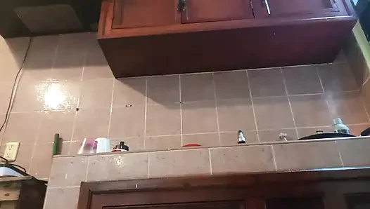 Tante gemuk dengan celana dalam di dapur