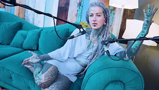 Ich spreche über O - Overcome - ASMR podcast SFW spricht goth dünnes mädchen dreadlocks tattoo-modell mit tätowierung, tätowiertes mädchen