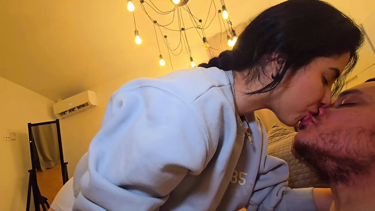 我继兄请求我帮个忙 和他一起录色情视频来打赌......我告诉他, 没有