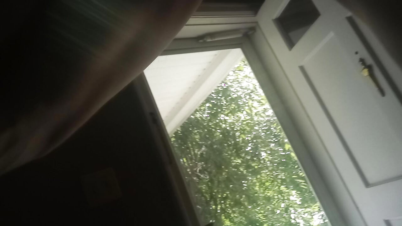 Tirado sobre un sofá y devastado.
