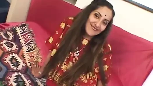 Vollbusige indische milf im dreier, einer vorne, einer hinten