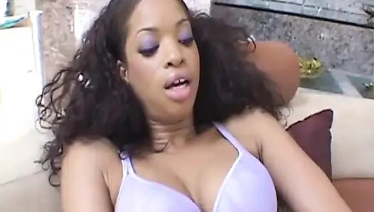 Красивую чернокожую крошку трахнули и кончили на лицо большим черным членом