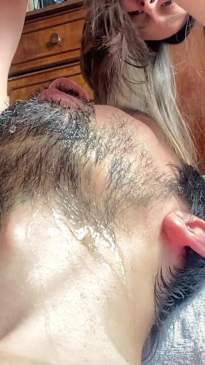 Emotionaler moment von "zusammenstellung 2: heiße pisse aus hübscher rosa muschi"