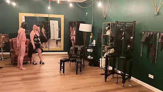 Latex-dommes dehnen den arsch des gefesselten sklaven weit offen