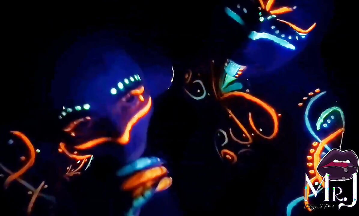 Секс и УФ-живопись с Никс и Дмоной