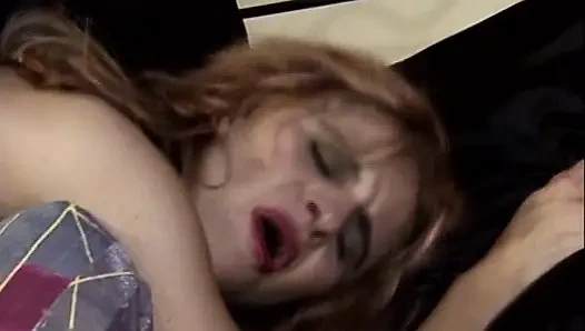 Классические немецкие дамы наслаждаются анальным фистингом и трахаются в тройничке