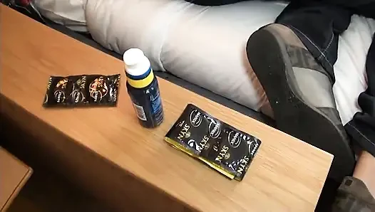 Bir otel odasında gözleri bağlı ve bağlı