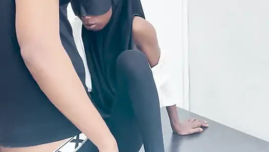 Эта крошечная чернокожая любит принимать этот большой хуй