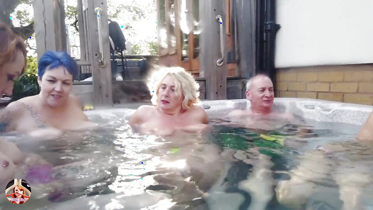 Waterbabes: Der Whirlpool Reverse-gangbang