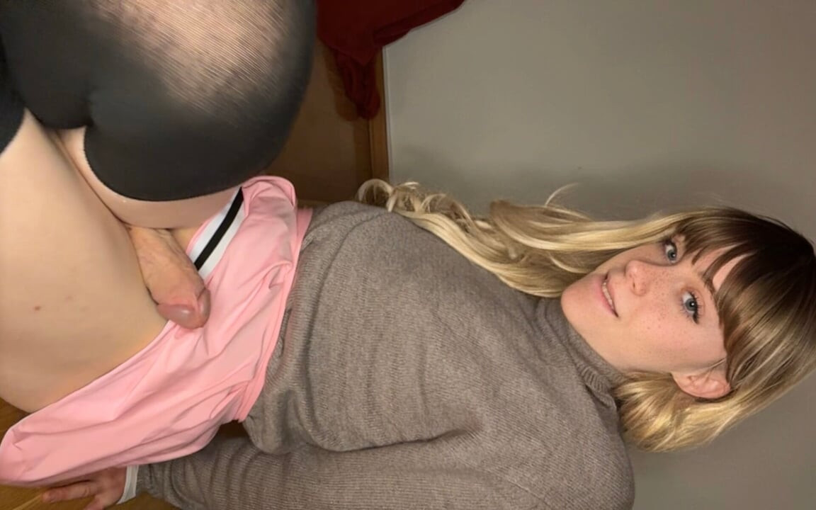 Masturbare anală dulce cu fată transsexuală de 18 ani