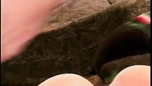 Büyük memeli esmer orta yaşlı seksi kadın iki adam tarafından sikiliyor