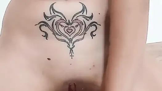 Свежебритая розовая киска развлекается с ее большим белым дилдо