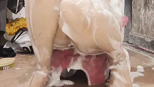Priya bhabi ateşli banyo gösterisi