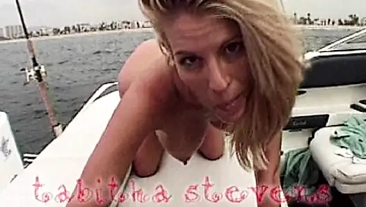 Çarpıcı Fransız orta yaşlı seksi kadın yatta amını siktiriyor