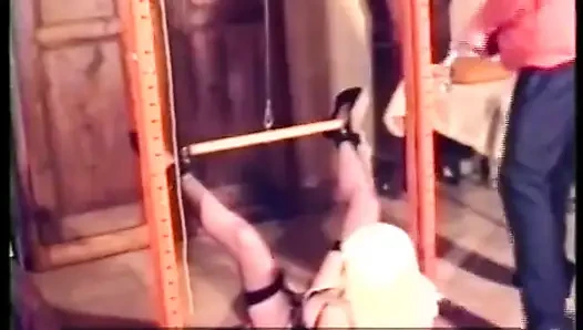 Blonde deutsche dame darf mit dem spielzeug und echtem schwanz spielen