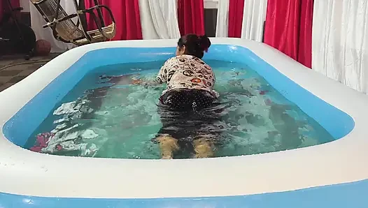 Pasangan mallu di kolam renang dientot habis-habisan sambil nyepong kontol di kolam renang