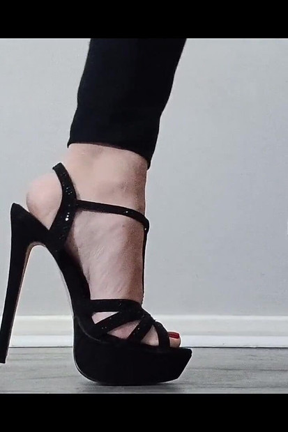 Muhteşem strappy stilettos ve ayaklar