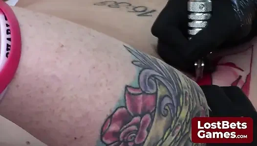 Dia berdiri gugup di luar panti tato di hari ulang tahunnya