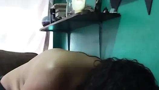 Madrastra morena culona chupando polla