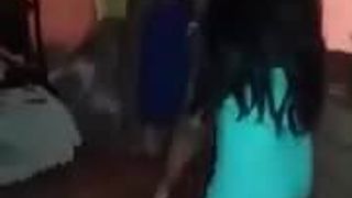Seksowna dziewczyna tańczy