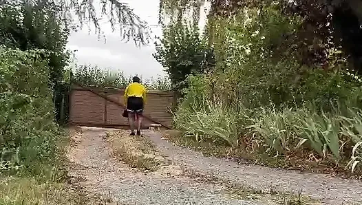 Bir akşam için burjuva gibi giyinmiş