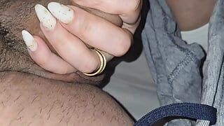 Une belle-mère aux ongles sexy sort la bite de son beau-fils de son pantalon pour une branlette