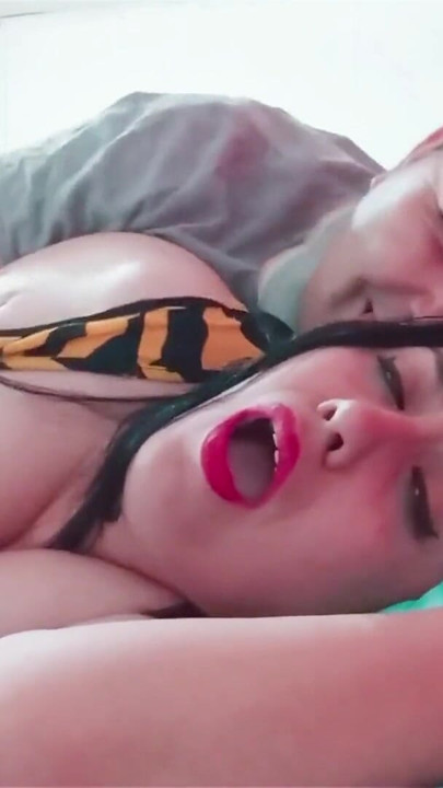 Tužna i usamljena maćeha tješi se tvrdim kurcem svog pastorka jer je rogonja otišla bez seksa | Isječak 2